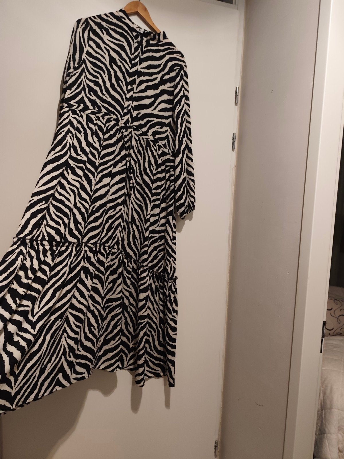 Lange jurk 48 50 zebra print, Ophalen, Zo goed als nieuw, Zwart, Onder de knie