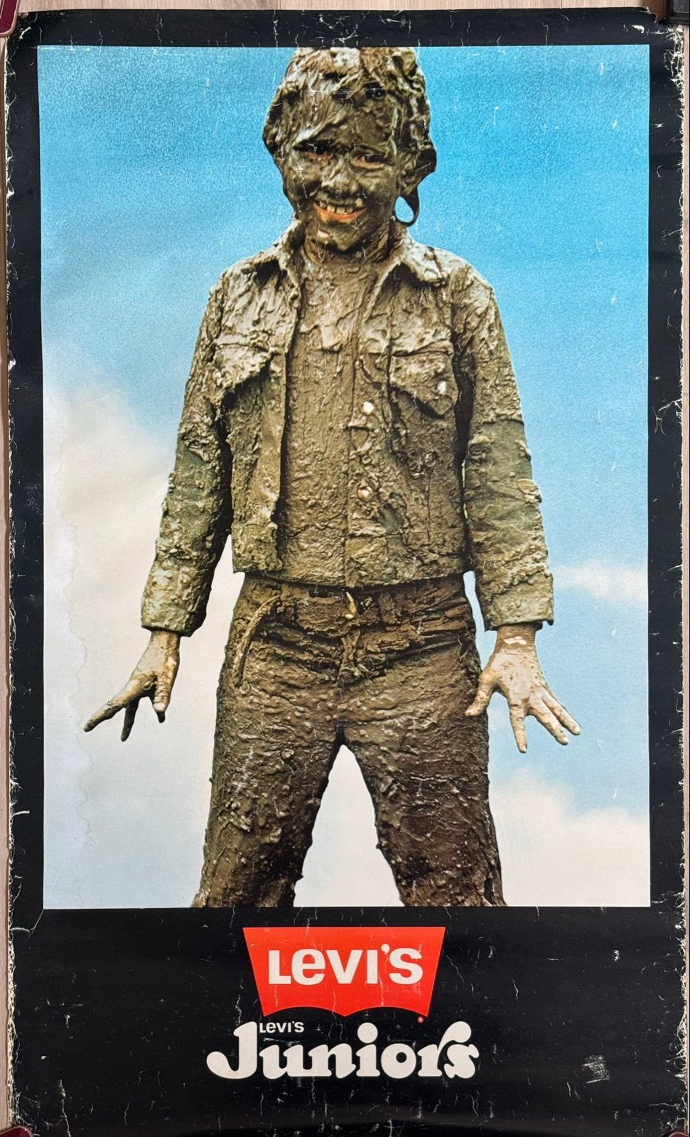 Vintage Levi's Juniors Poster - Jongen in Modder, Verzamelen, Ophalen of Verzenden, A1 t/m A3, Reclame, Rechthoekig Staand