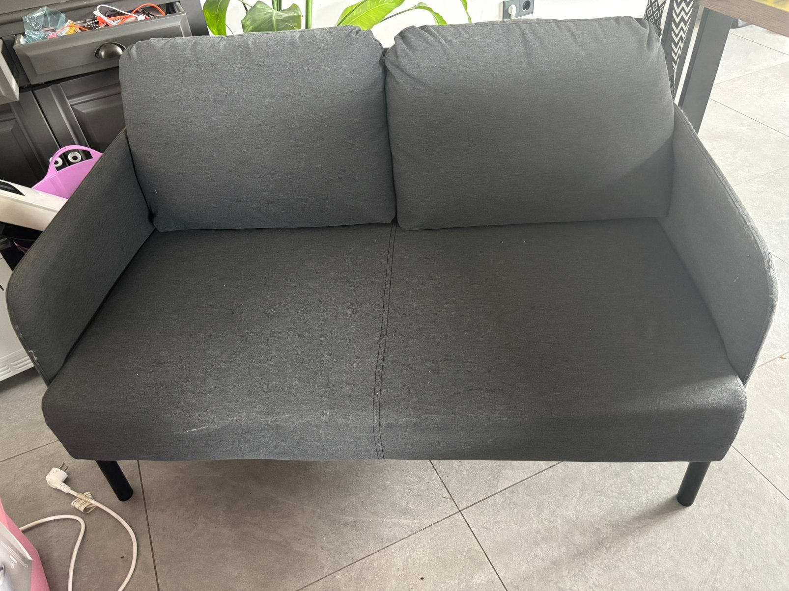 Klein antraciet bankje van de ikea, Huis en Inrichting, Ophalen, Tweepersoons, Zo goed als nieuw, Rechte bank