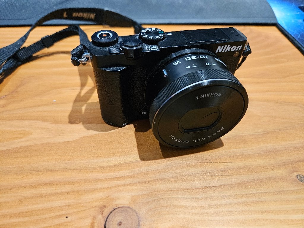 Nikon 1 J5 Systeemcamera + VR 10-30mm f/3.5-5.6 - Zwart, Audio, Tv en Foto, Fotocamera's Digitaal, Ingebouwde flitser, 21 megapixels