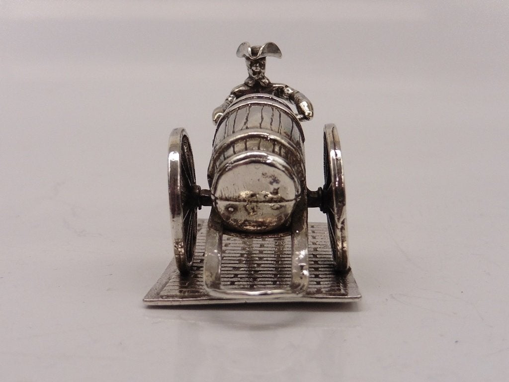 Zilveren miniatuur Soldaat met ton op handkar           Z465, Antiek en Kunst, Ophalen of Verzenden, Zilver