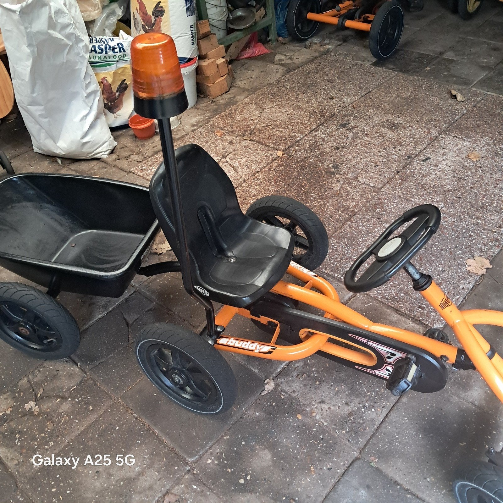 Berg Buddy skelter met aanhanger en zwaailicht