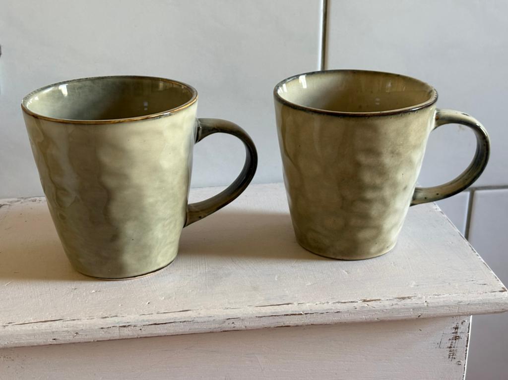 2 grote Koffiebekers in mooie kleur in zeer goede staat !, Ophalen of Verzenden, Zo goed als nieuw, Overige stijlen, Kop(pen) en/of Schotel(s)