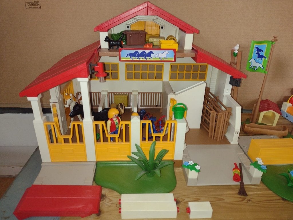 Manege, stal, veel Playmobil op gratis houten plaat, Ophalen of Verzenden, Gebruikt, Overige series