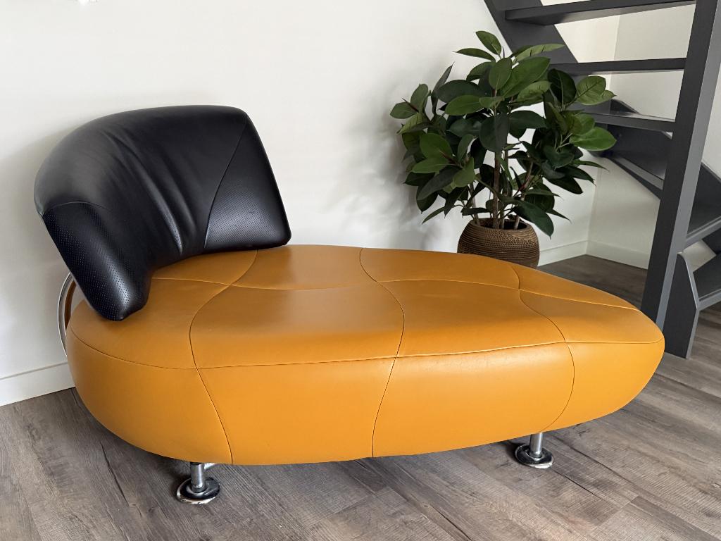 Leolux Kikko Chaise Longue. Geel Zwart leer, Ophalen, Eenpersoons, 75 tot 100 cm, Zo goed als nieuw