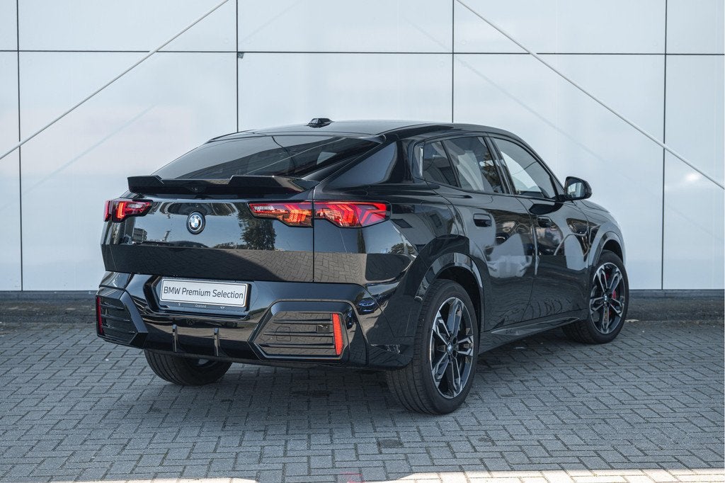 BMW iX2 eDrive20 M Sport / Sportstoelen / M Adaptief onderst, Auto's, BMW, IX2, Met garantie (alle), Zwart, Origineel Nederlands