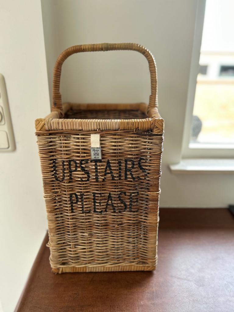 Rotan trapmand met tekst 'UPSTAIRS PLEASE' riviera maison, Huis en Inrichting, Woonaccessoires | Overige, Ophalen, Gebruikt, Landelijk