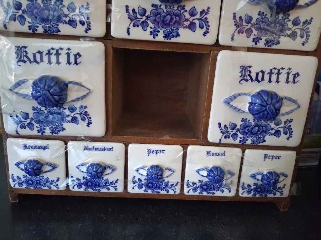 Antiek kruiden voorrad kastje, Ophalen
