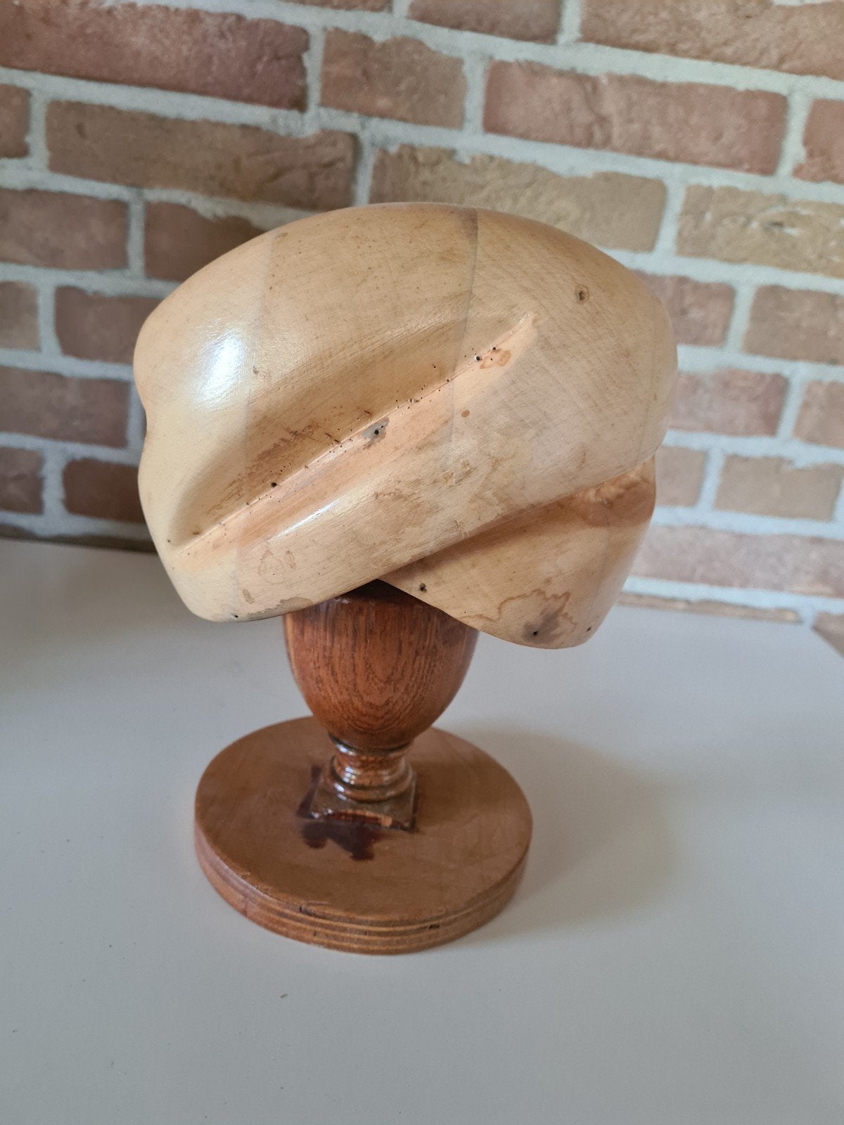 Antieke houten hoedenmal op standaard, Ophalen