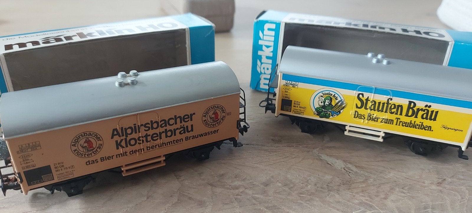 2 Märklin DB bierwagens Alpirsbacher+Staufenbrau in ovp, Wisselstroom, Wagon, Ophalen of Verzenden, Zo goed als nieuw