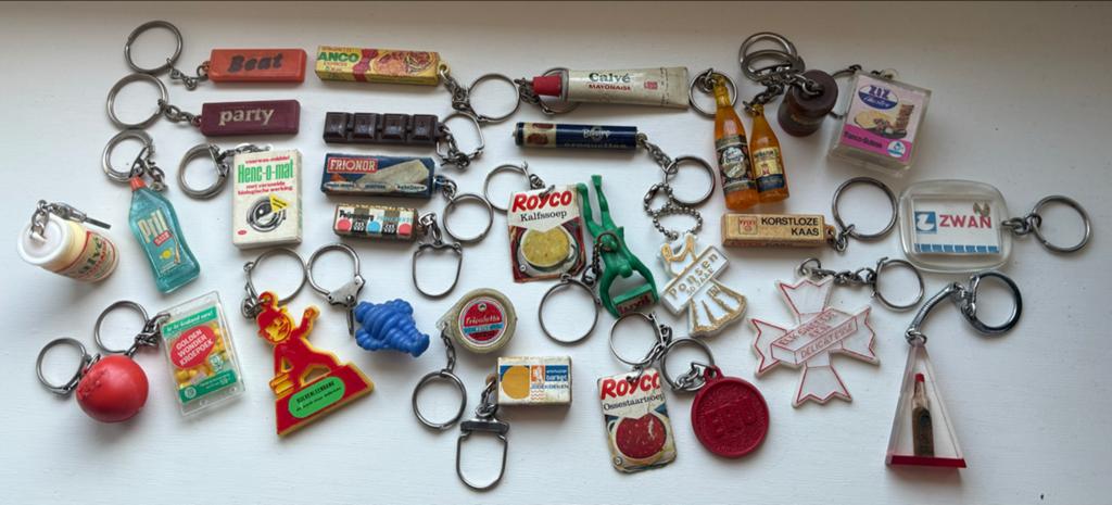 Vintage Sleutelhangers Reclame Miniatuur 30 stuks, Verzamelen, Sleutelhangers, Gebruikt, Verzenden