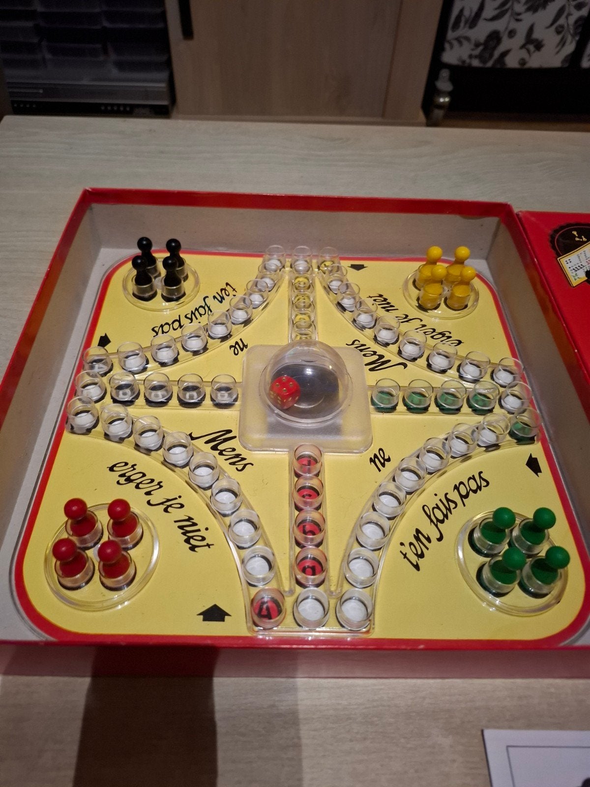 Mens erger je niet! Bordspel - Klassiek Gezelschapsspel, Hobby en Vrije tijd, Jumbo, Ophalen of Verzenden, Drie of vier spelers
