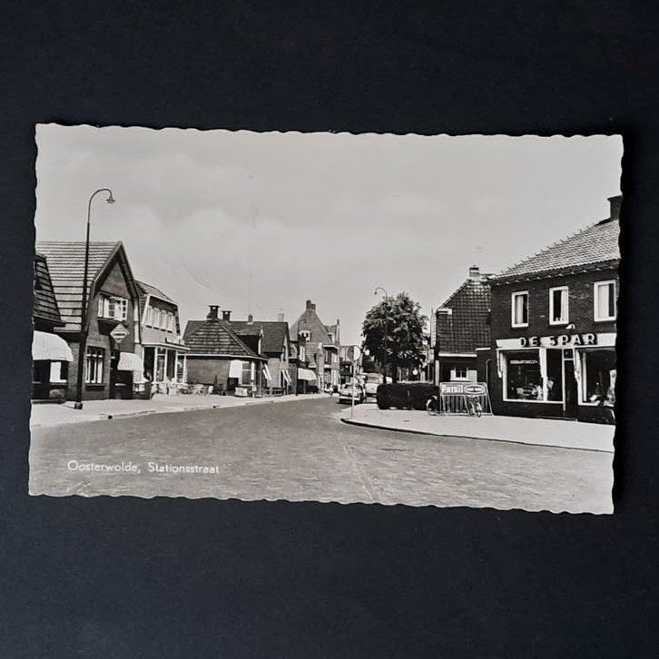 Oosterwolde Friesland Zicht op Stationsstraat 1960, Ophalen of Verzenden, 1940 tot 1960, Gelopen, Friesland