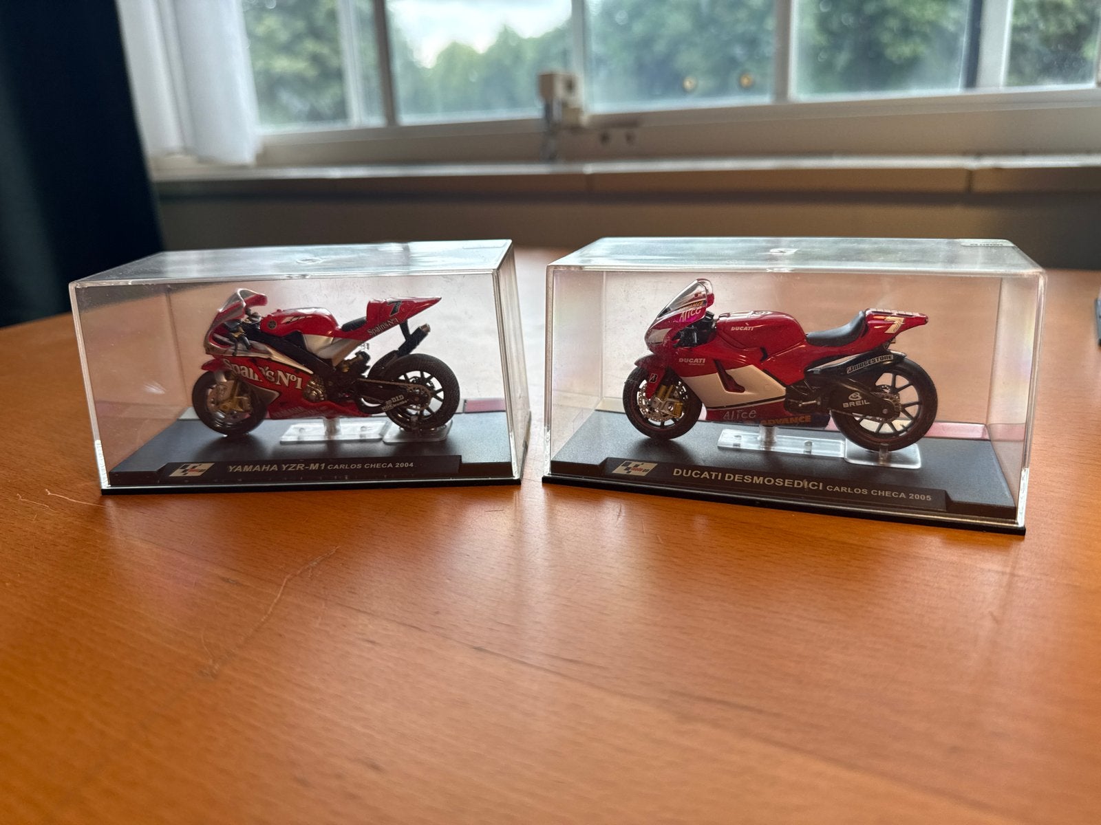 Schaalmodel Carlos Checa Yamaha YZR-M1 & Ducati Desmosedici, Verzenden, Zo goed als nieuw, Overige typen, Overige merken