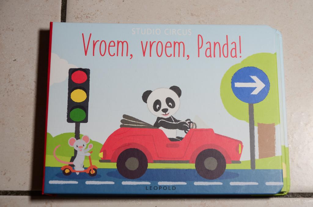 Leporello Vroem, Vroem, Panda! / Studio Circus, Ophalen of Verzenden, Zo goed als nieuw