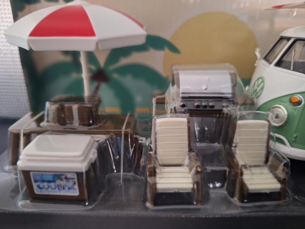 VW T1 met tafeltje, stoeltjes, parasol en barbecue 1:24, Hobby en Vrije tijd, Modelauto's | 1:24, Nieuw, Ophalen of Verzenden