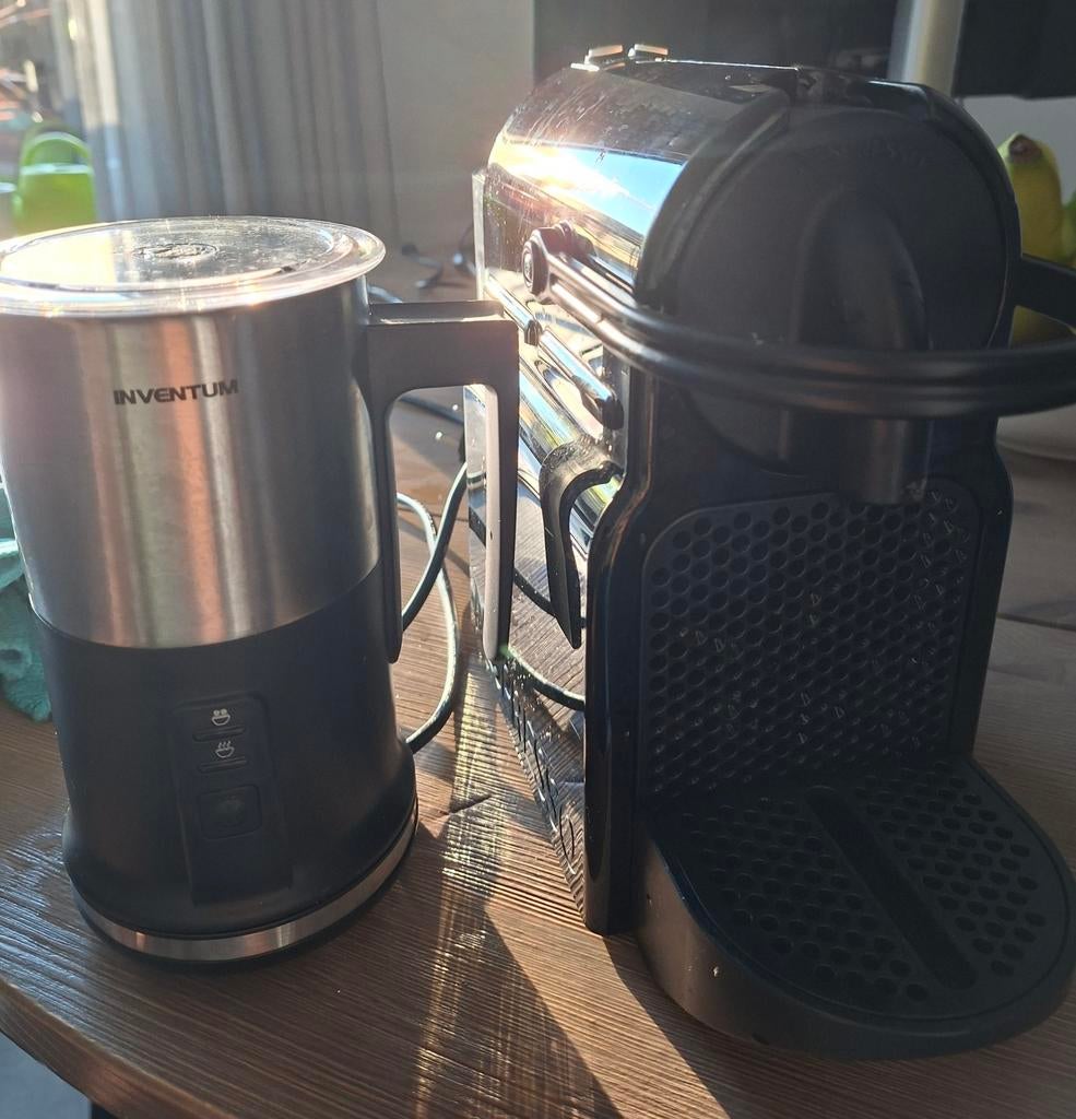 Nespresso Magimix met melkopschuimer en capsulehouders, Koffiepads en cups, Gebruikt, Ophalen of Verzenden, 1 kopje