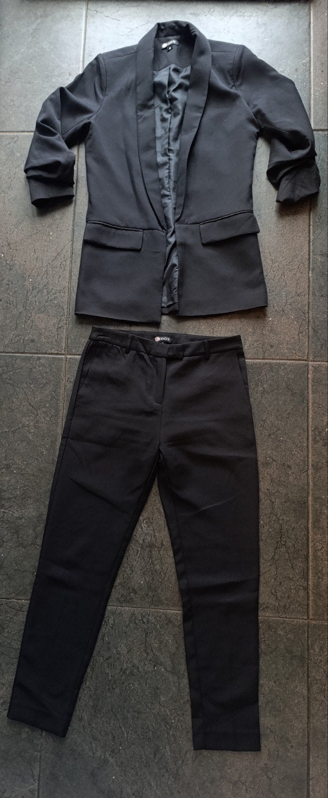 Tweedelig zwart broekpak maat S colbert / pantalon, Ophalen of Verzenden, Zo goed als nieuw, Maat 36 (S), Lang