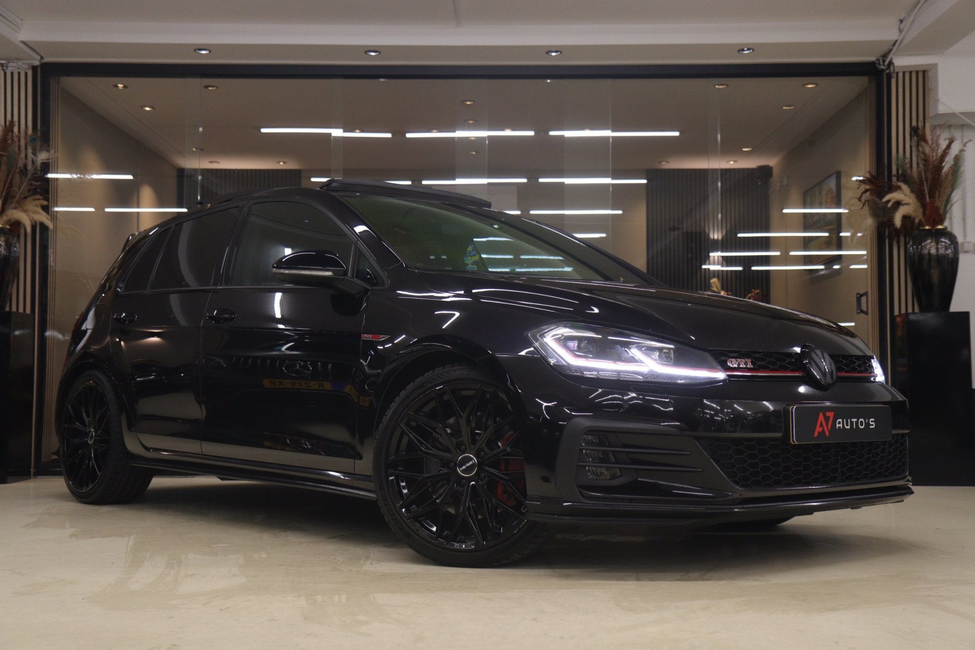 Volkswagen Golf 2.0 TSI GTI Performance PANO/CARPLAY/STOELVE, 1345 kg, Stof, Gebruikt, Euro 6
