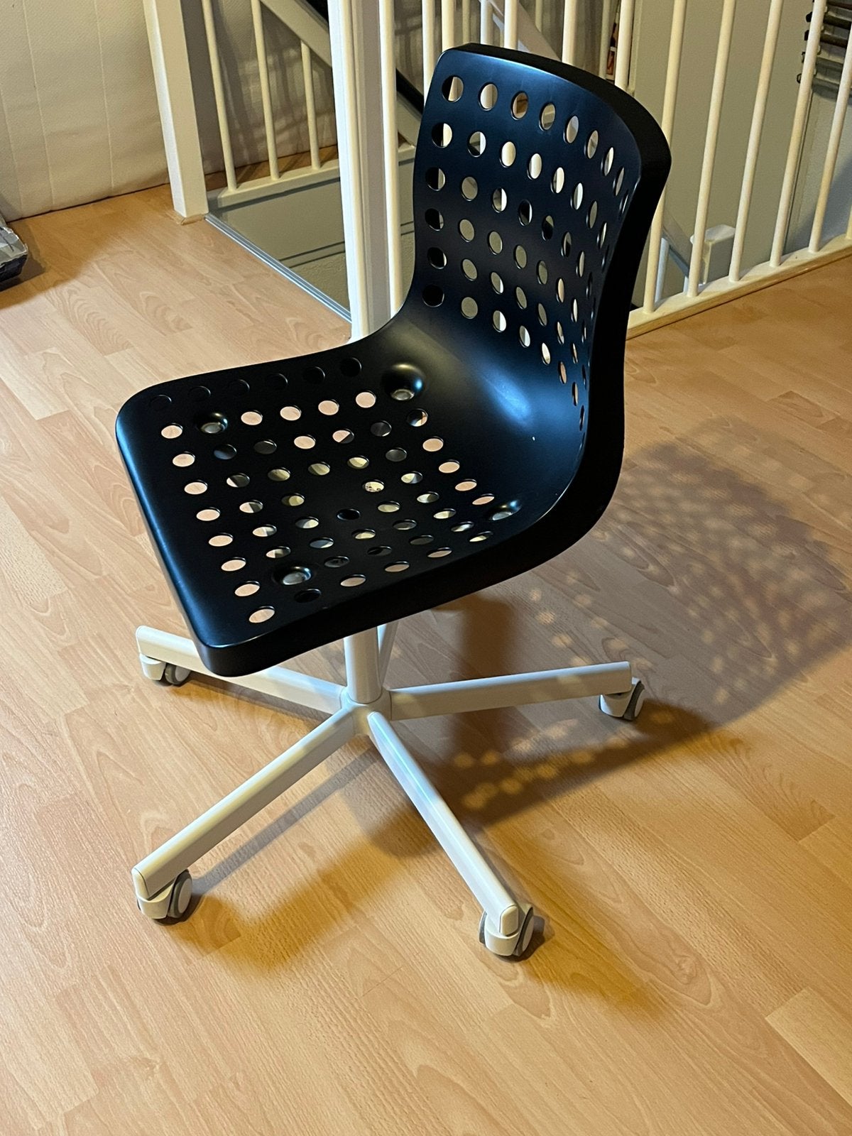 Bureaustoel van Ikea zwart en roze, Ophalen, Gebruikt, Zwart