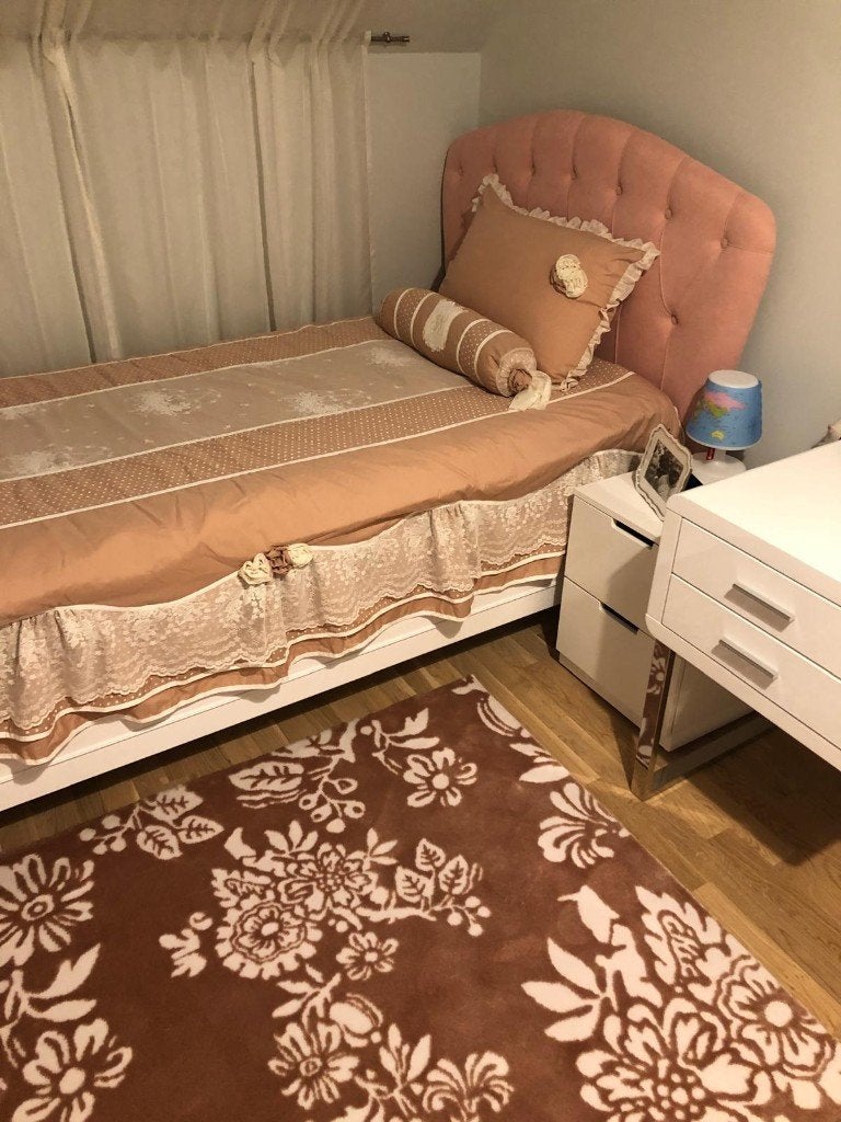 Girls bedroom carpet and matching set for the bed, Ophalen, Zo goed als nieuw, Romantic/ Princess, Hout