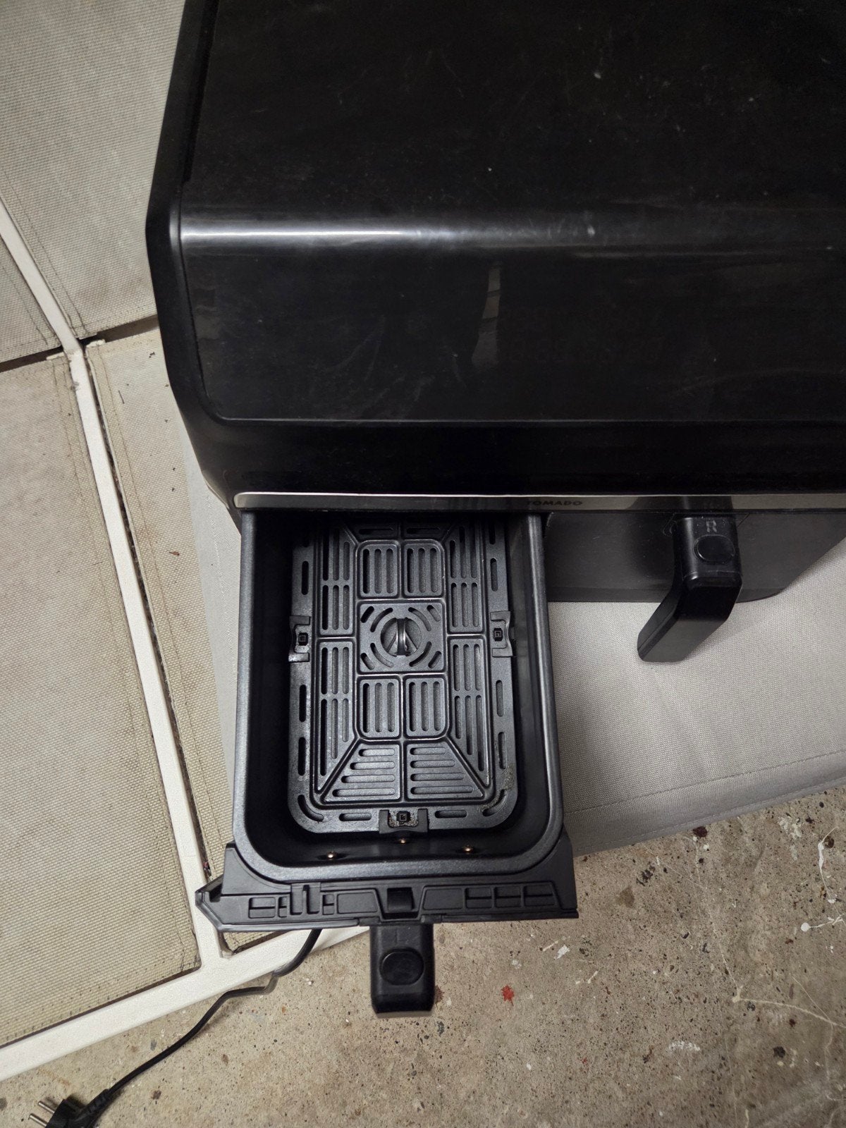 Foto 2 van Tomado Airfryer XXL - Zwart, Dubbele Mand