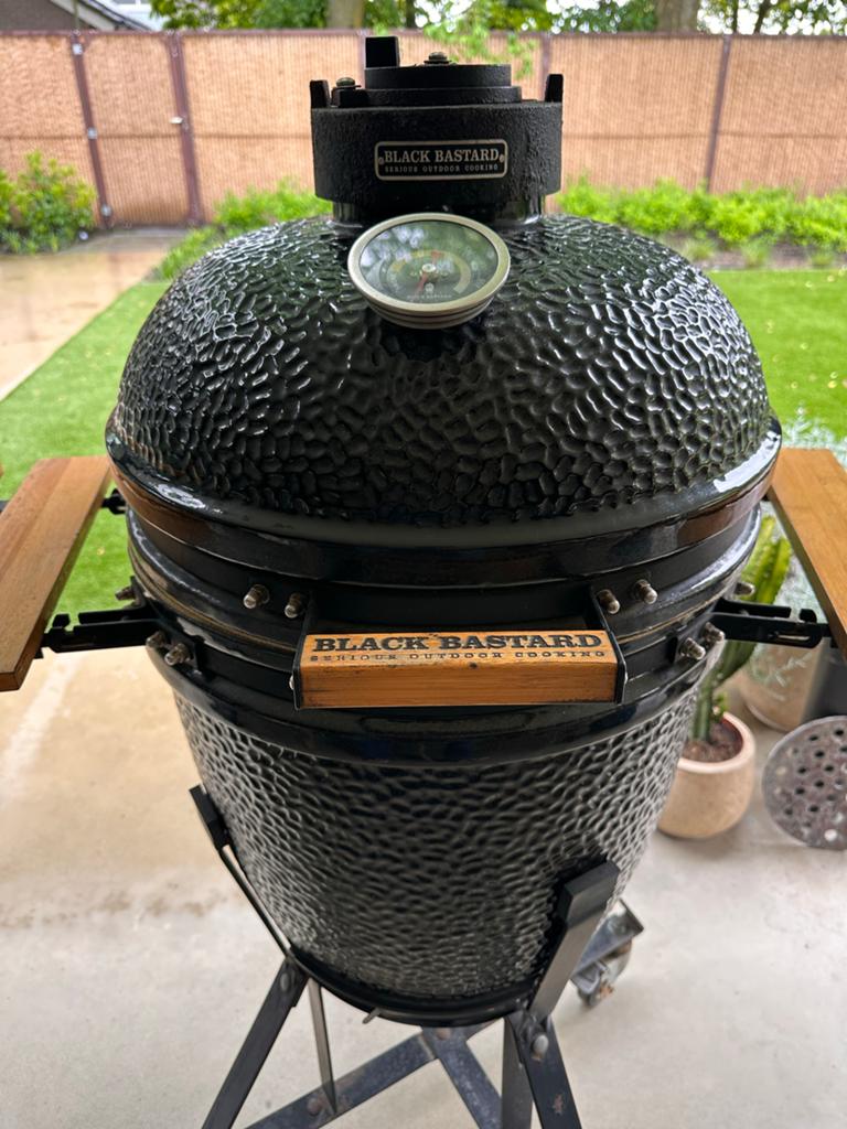Black Bastard Kamado BBQ medium, Tuin en Terras, Houtskoolbarbecues, Ophalen of Verzenden, Gebruikt, Met accessoires