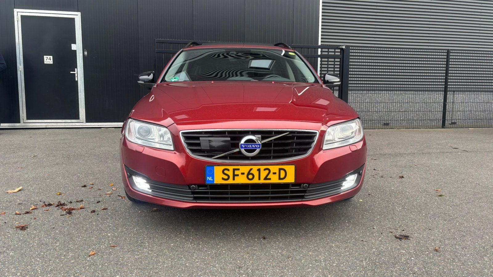 Volvo V70 2.4 D5 2014 Rood AWD dealer onderhouden, Auto's, Automaat, Euro 5, Zwart, Diesel