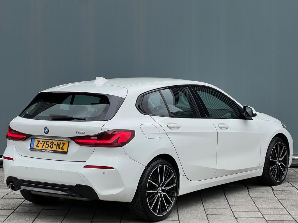 BMW 1-serie BWJ 2021 | 118i 136PK High Ex AUTOMAAT | SPORTST, Auto's, BMW, 136 pk, Gebruikt, Leder en Stof, Wit
