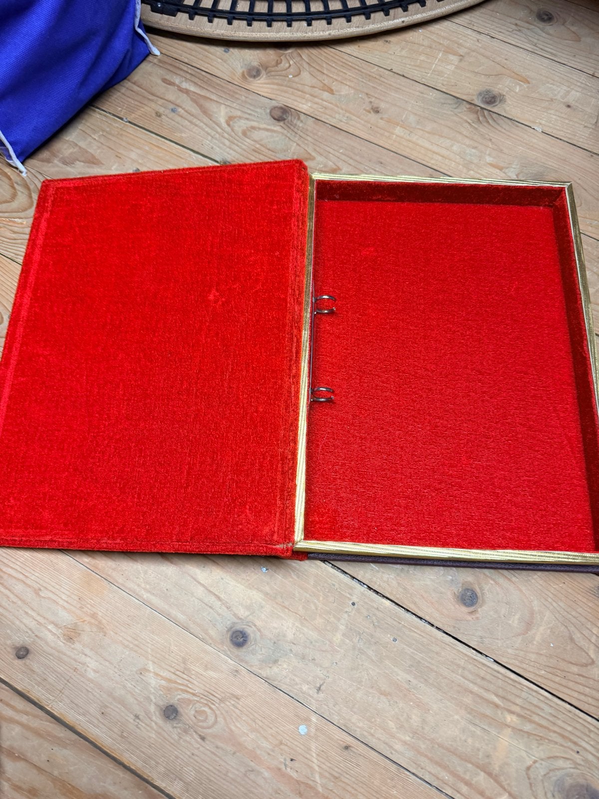 Sinterklaas boek Rode fluwelen ringband met kruis - Vintage, Ophalen of Verzenden