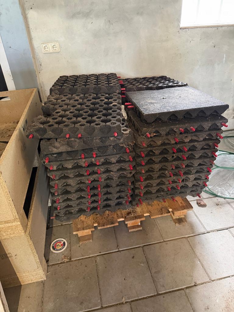 50 rubberen tegels 50x50 cm - Ideaal voor speelplaats, Tuin en Terras, Tegels en Klinkers, Ophalen, Gebruikt, Overige typen, Rubber