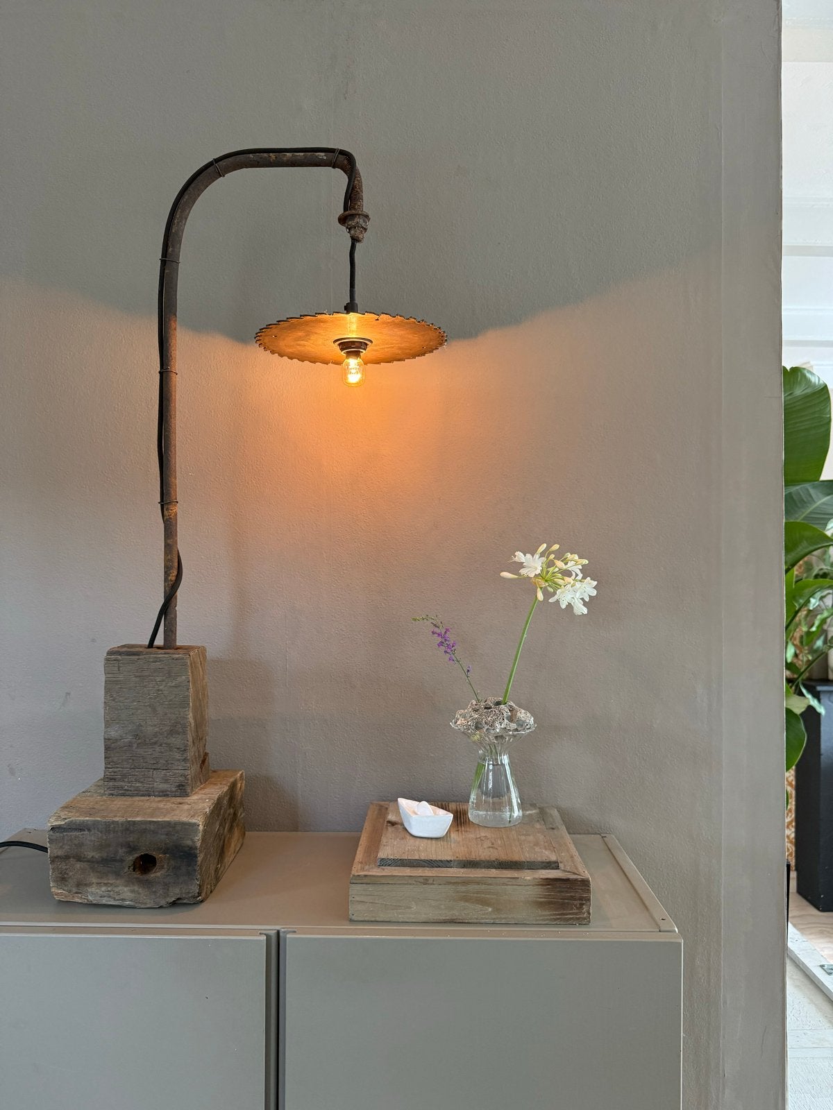Unieke Industriële Tafellamp met Houten Voet en Zaagblad, Ophalen, Gebruikt, E14 (klein), Sfeerlamp