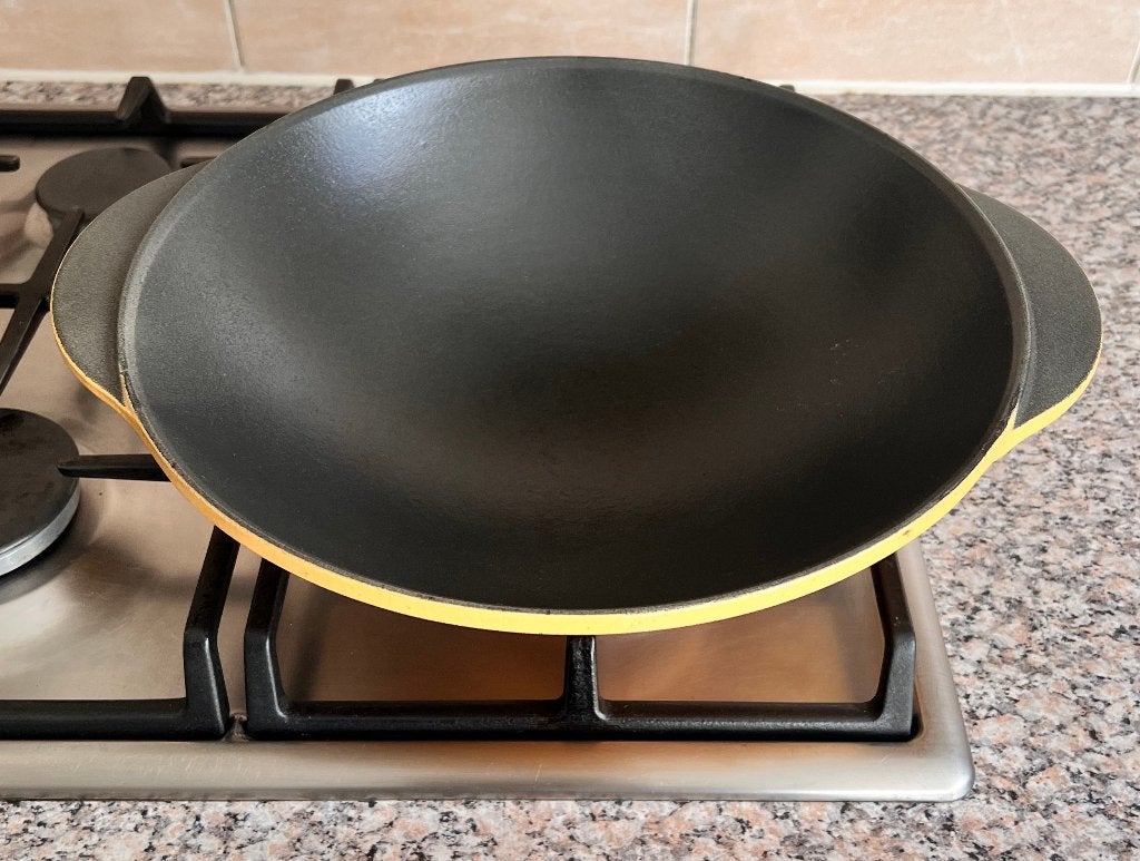 Wok pan met deksel 34 cm diameter vlakke bodem Gietijzer, Gietijzer, Ophalen of Verzenden, Zo goed als nieuw, Met deksel