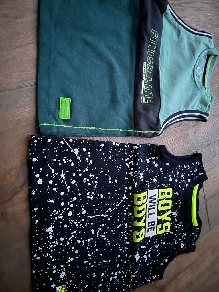 2x Jongens hemdjes - Zwart en Groen maat 80, Kinderen en Baby's, Babykleding | Maat 80, Ophalen of Verzenden, Zo goed als nieuw