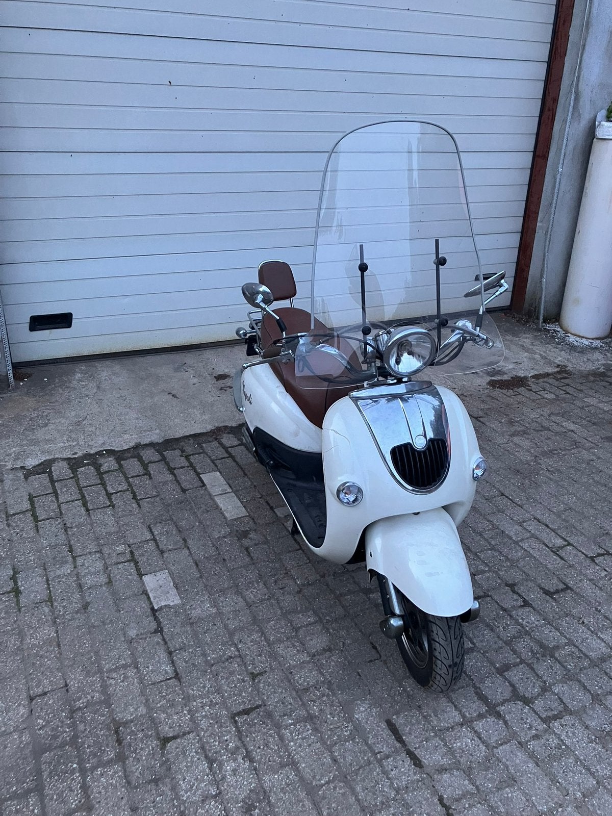 Benzhou 25 sixties retro scooter, Fietsen en Brommers, Ophalen of Verzenden, Zo goed als nieuw, Benzine, Overige merken