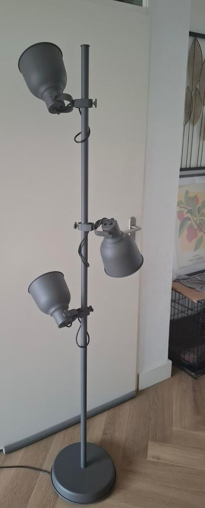 IKEA Hektar staande lamp met 3 spots, donkergrijs, Huis en Inrichting, Ophalen, Modern, Industrieel, Zo goed als nieuw, Metaal