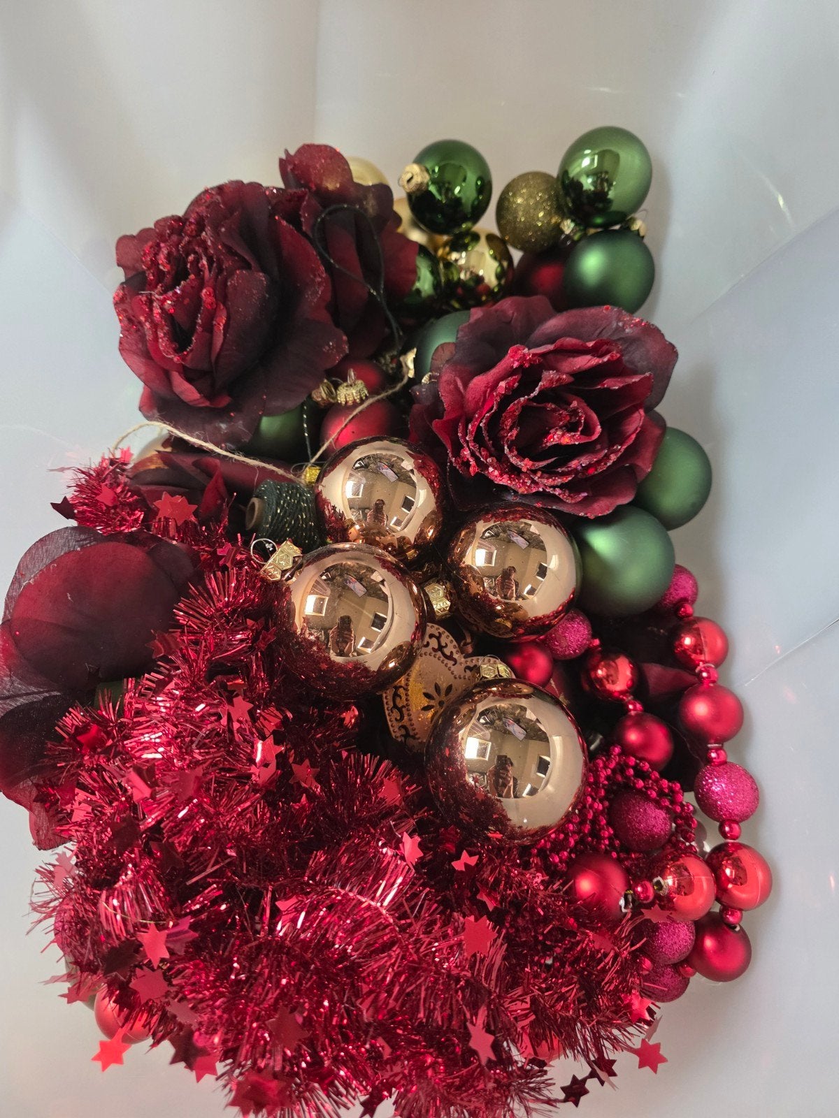 verschillende kerstballen en slingers, Ophalen