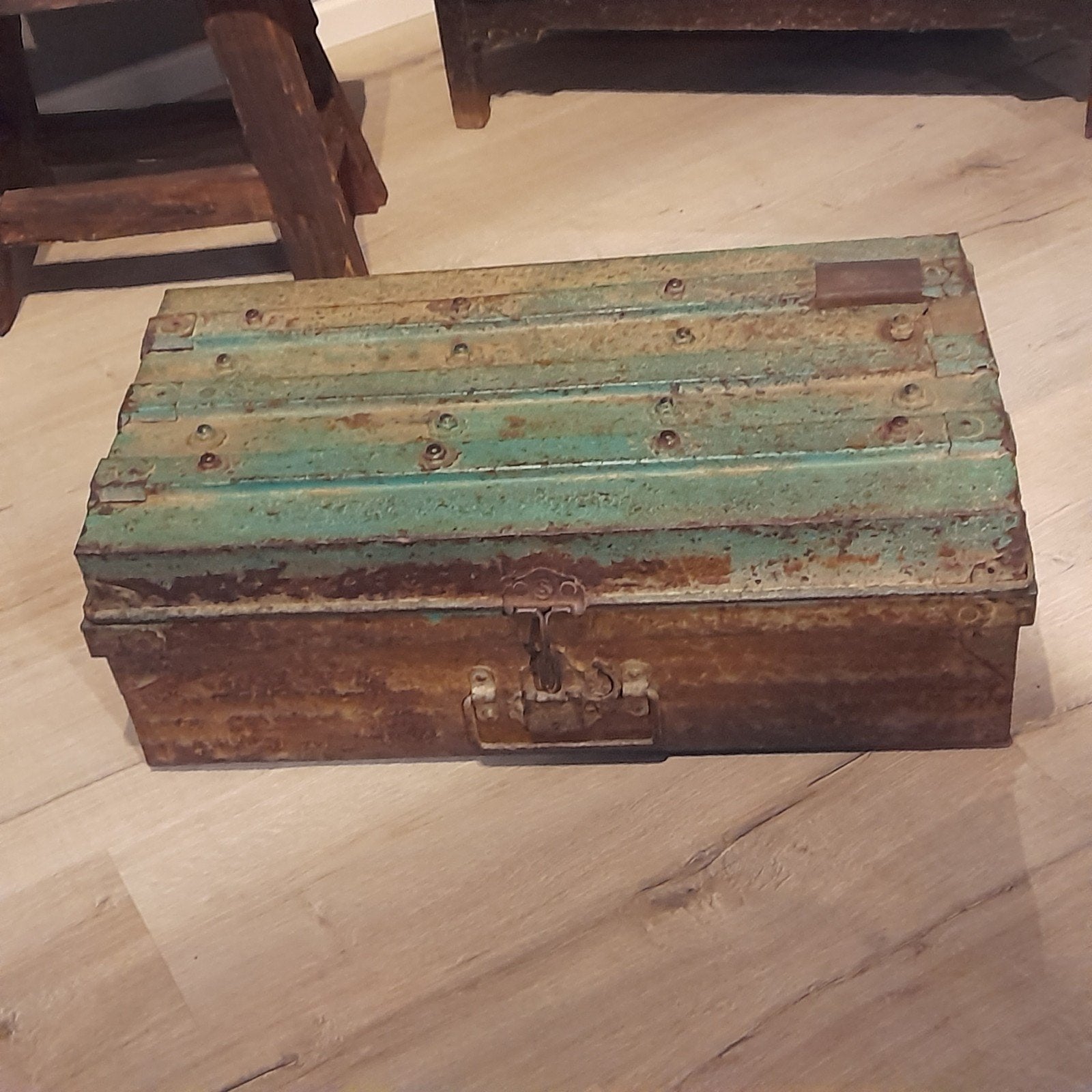 Vintage metalen decoratieve kist met handgrepen koffermodel, Antiek en Kunst, Ophalen of Verzenden