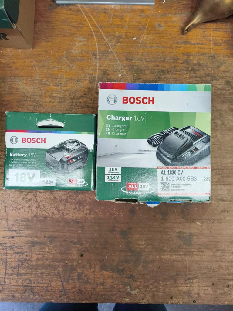 Bosch 18v Lader + 18V 4.0 ah accu, Ophalen of Verzenden, Zo goed als nieuw