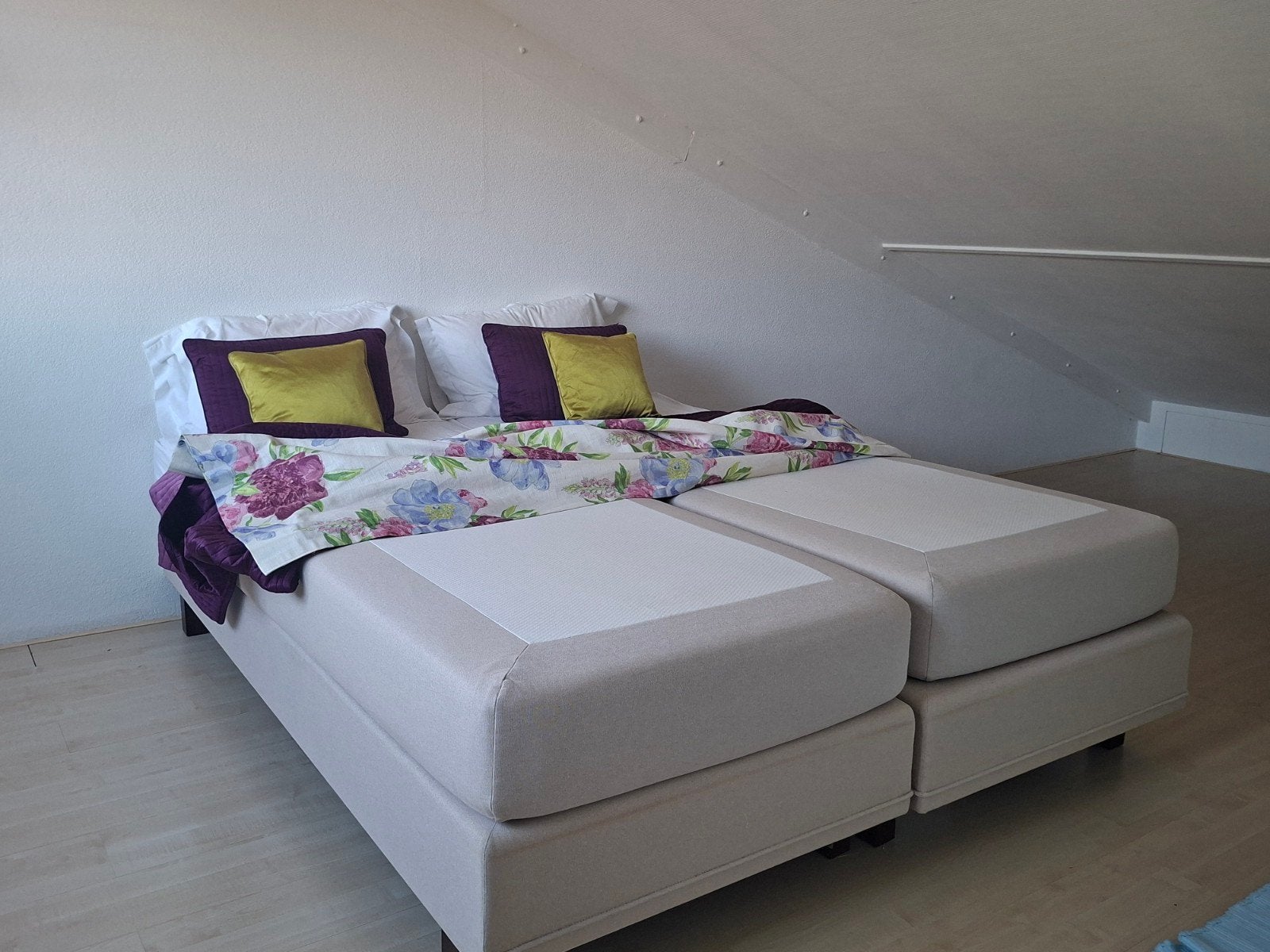 Comfortabel tweepersoonsbed (2x 90x220) met matrassen, Ophalen, Overige materialen, 90 cm, Beige