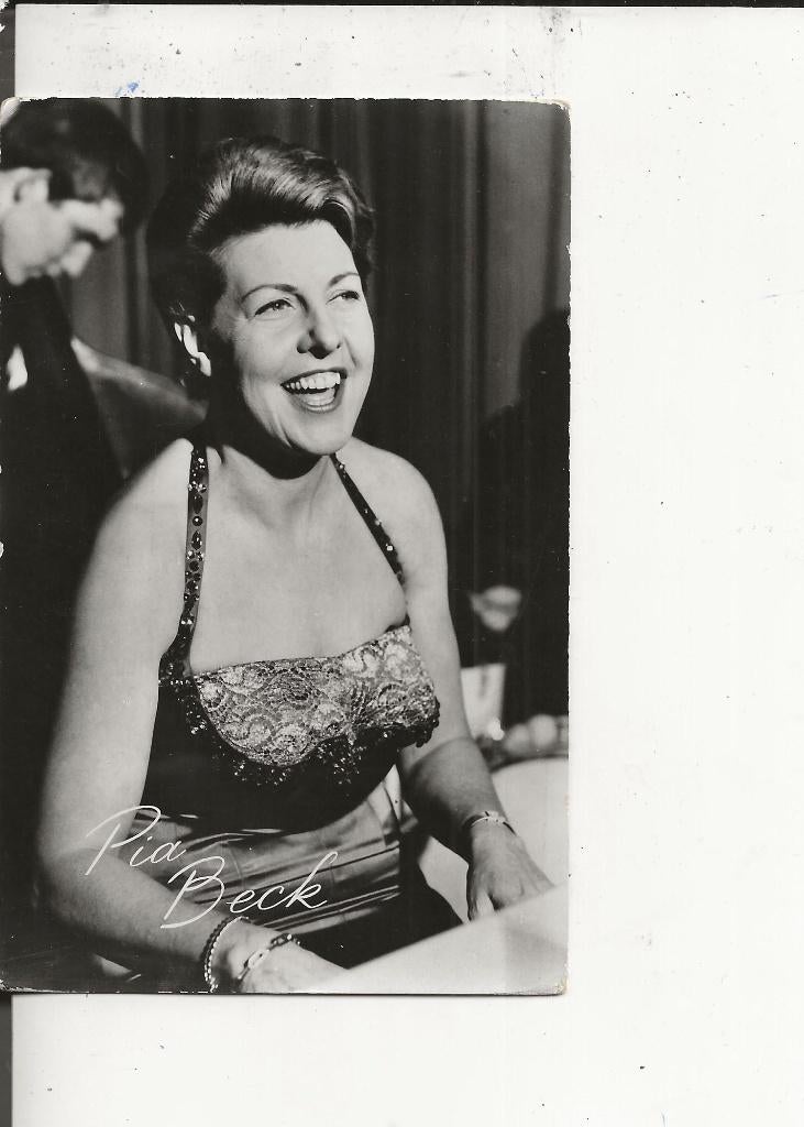 Pia Beck achter de piano, Ophalen of Verzenden, 1940 tot 1960, Ongelopen, Sterren en Beroemdheden