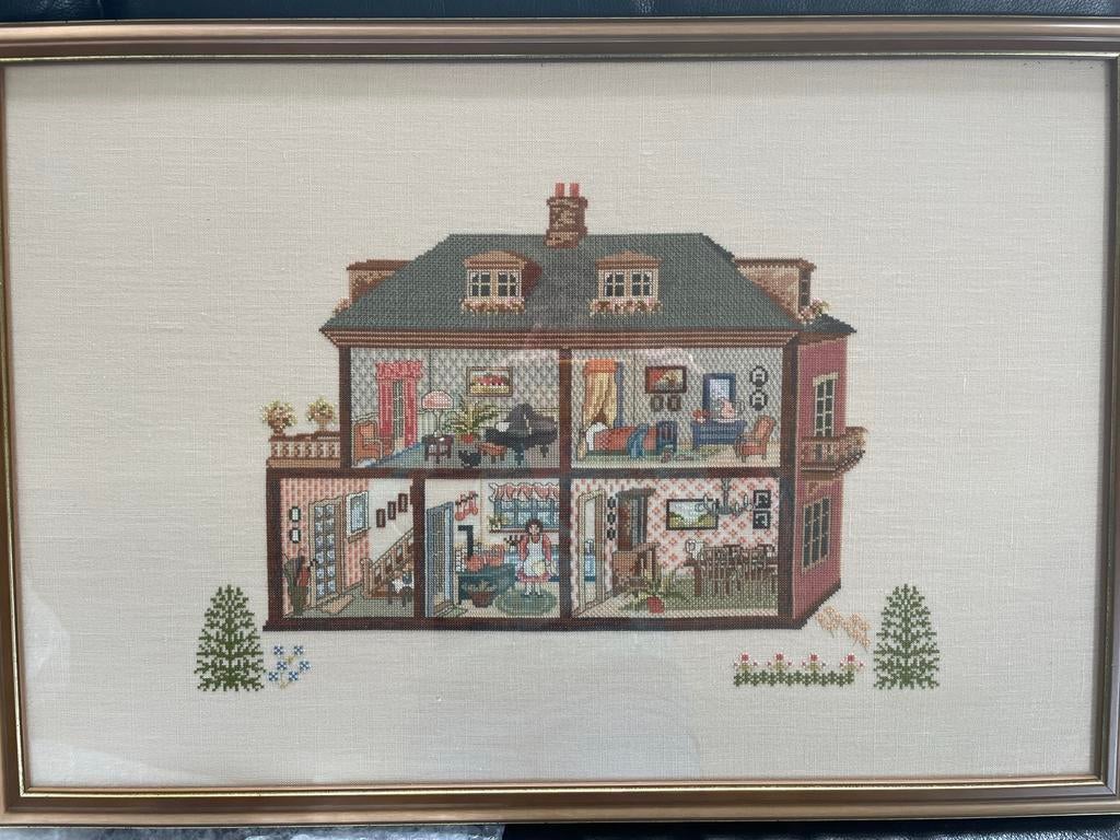 Ingelijst geborduurd poppenhuis lijst 66x44cm, Ophalen of Verzenden, Zo goed als nieuw, Handborduren, Overige typen