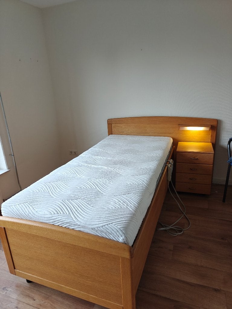 Elektrisch hoog‑laag zorgbed, Huis en Inrichting, Slaapkamer | Bedden, Ophalen, Verstelbaar, 90 cm, Eenpersoons