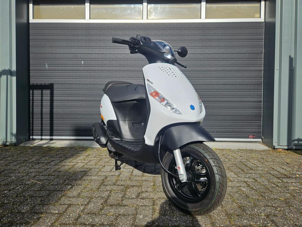 PIAGGIO ZIP 4T BROM  BJ2024 - 638KM! ORGINEEL OF SAMENSTELLE, Fietsen en Brommers, Scooters | Piaggio, Zo goed als nieuw, Zip
