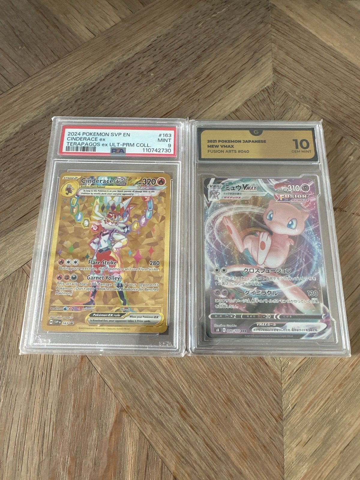 Pokemon Kaarten: Cinderace ex & Mew VMAX (Gegraded), Ophalen of Verzenden, Zo goed als nieuw, Meerdere kaarten