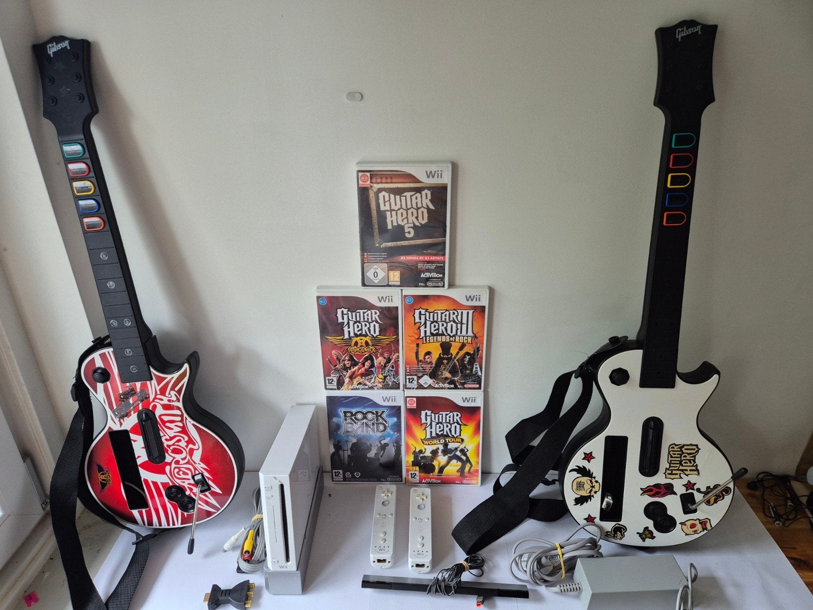 Wii Refurbished Guitar Hero Bundel - 5 Games - Plug and Play, Ophalen of Verzenden, Gebruikt, Met 2 controllers, Met games