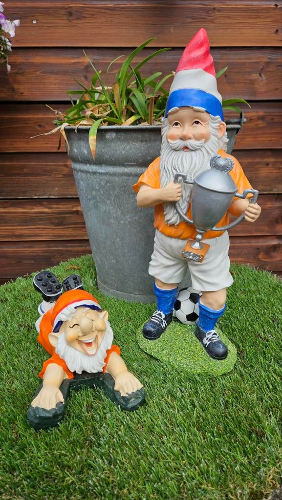 Twee tuinkabouter met voetbal en trofee, Ophalen of Verzenden, Kunststof