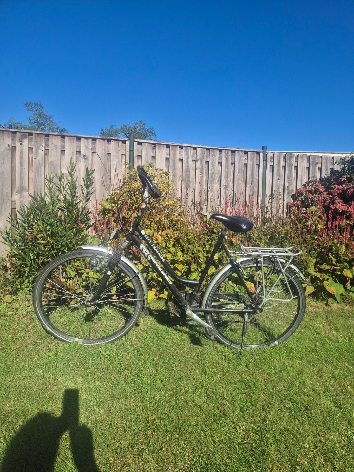 Zwarte damesfiets met bagagedrager, Fietsen en Brommers, Velgrem, Versnellingen, Ophalen, Overige merken