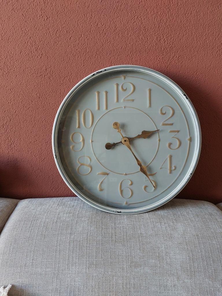 Mooie, nog vrij nieuwe klok van BOT meubelen - 46 cm, Ophalen, Zo goed als nieuw, Wandklok