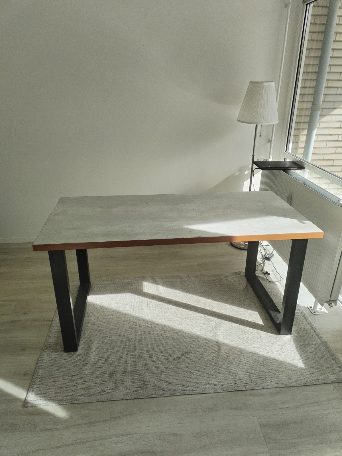 Ettafel met betonlook blad, Modern, Industrieel, Zo goed als nieuw, 150 tot 200 cm, Vier personen